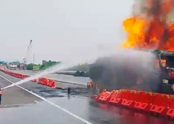 Hendak Menuju ke Cirebon, Truk Pengangkut BBM Ludes Terbakar di Tol Cisumdawu, Diduga Ini Penyebabnya