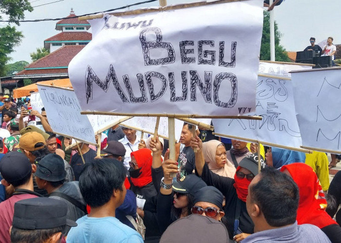 Demo Jilid 3 di Surakarta Cirebon Nyaris Ricuh, Warga Berusaha Merobos Barikade Polisi