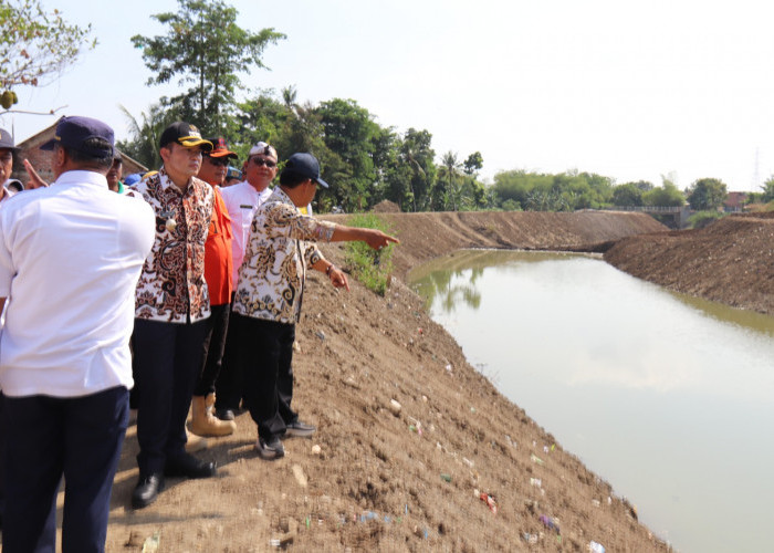 Cegah Banjir di Musim Hujan, Pj Bupati Cirebon Tinjau Normalisasi Sungai Cisanggarung 