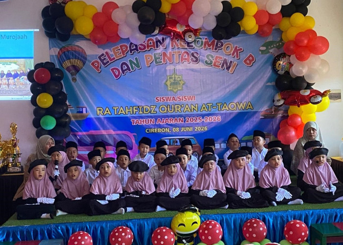Penuh Haru, Siswa RA Tahfidz Quran Attaqwa Cirebon Sematkan Mahkota kepada Ortu saat Pelepasan dan Pentas Seni