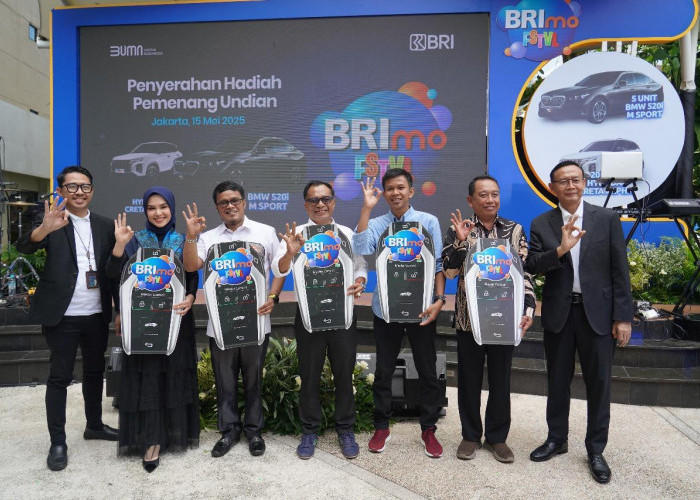 Apresiasi Nasabah Loyal, BRI Serahkan Hadiah BRImo FSTVL 2024 kepada Para Pemenang