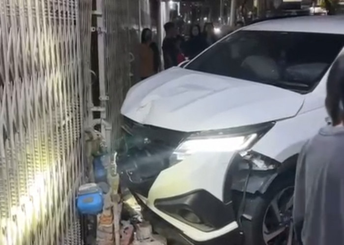 Insiden Kedua Mobil Nyeruduk di Kota Cirebon Hari Ini, Sekarang Giliran Toyota Rush Tabrak Ruko di Karanggetas