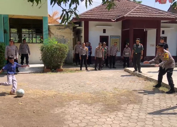 Kapolres Ciko Bermain Bola Bersama Siswa SDN Dukuh Semar: Anak-anak Jangan Takut dengan Polisi