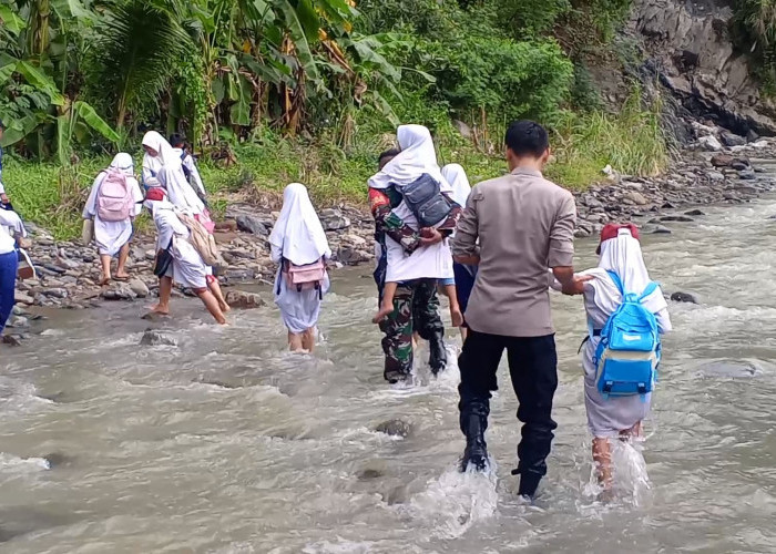Pulang Pergi ke Sekolah Harus Menyebrangi Sungai, Pelajar di Kuningan Minta Dibangun Jembatan 