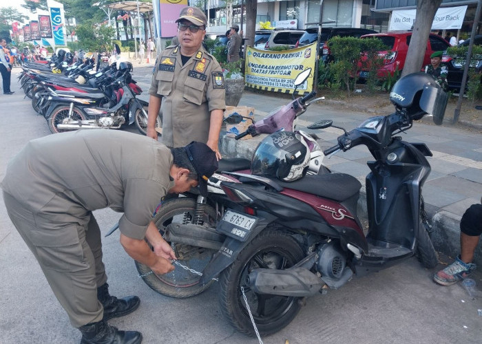 Satpol PP dan Dishub Tertibkan Parkir Liar di Depan CSB Mall Cirebon, 40 Motor dan 5 Jukir Diamankan
