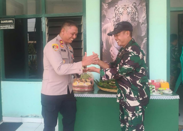 HUT ke-81 TNI, Polsek Pabuaran Beri Kejutan untuk Koramil 2006