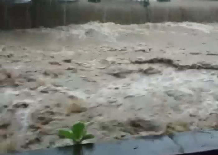Hujan Deras, Anak Sungai Cipager Nyaris Meluap dan Genangi Area Kantor Pemkab Cirebon