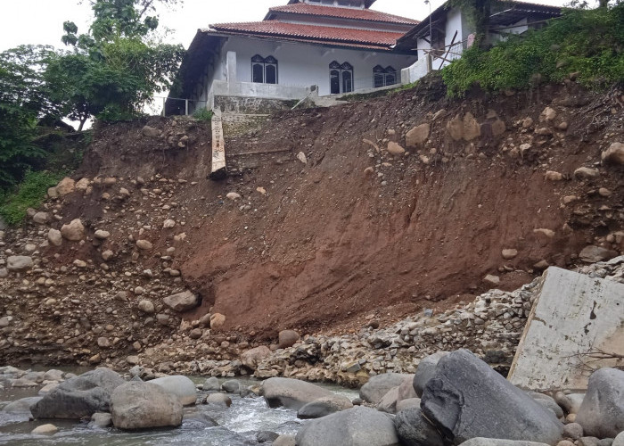 Masjid Berusia 145 Tahun di Cirebon Terancam Ambruk, Pondasi Hilang Diterjang Banjir Cipager