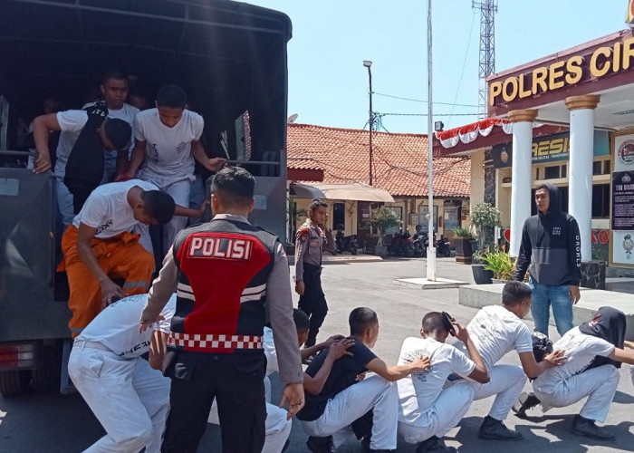 Dor! Polisi Lepaskan Tembakan Peringatan, Ratusan Pelajar Digiring ke Mapolres Cirebon Kota 