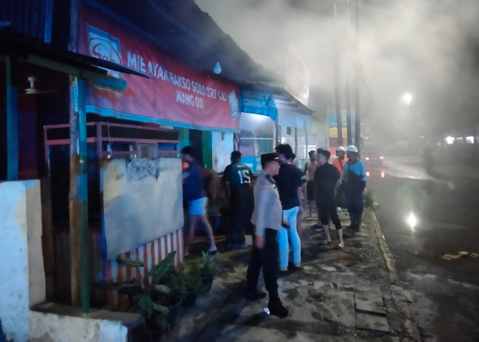 Mencekam! Kebakaran Kios Mie Ayam di Cirebon, Pemilik Pingsan di Kamar Mandi