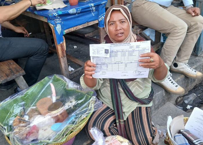 Era Digital Bikin Koran Bekas Menyusut, Pedagang Jajanan Cirebon Beralih ke Kertas Kiloan