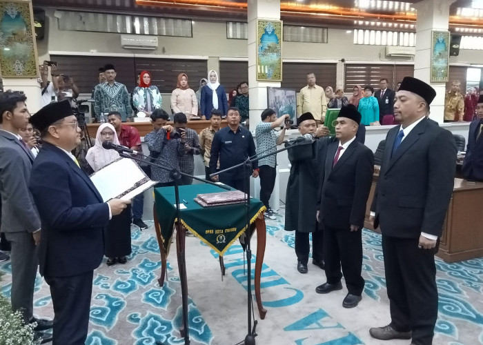 Dilantik, Anton Octavianto dan Umar S Klau Resmi Jadi Anggota DPRD Kota Cirebon 