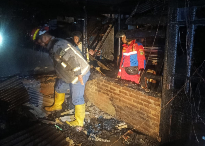 Kebakaran Tempat Produksi Kusen Kayu di Losarang, Kerugian Ditaksir Rp100 Juta