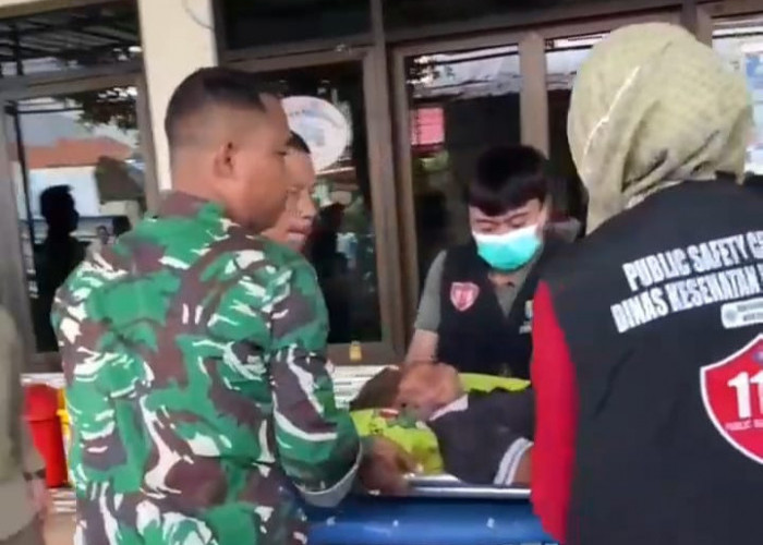 Babinsa Kebon Baru Evakuasi Orang Tak Dikenal Mengalami Kejang-kejang