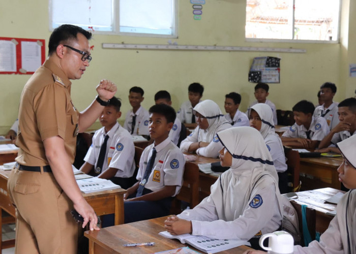 Kunjungi Sejumlah Sekolah, Pj Bupati Cirebon Ingatkan Siswa Agar Tidak Menjadi Generasi Stroberi