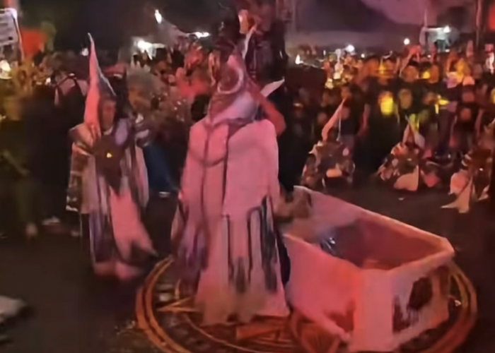 Adegan Sembelih Kambing Simbang Kulon Night Carnival Jadi Sorotan karena Dirangkaikan dengan Maulid Nabi SAW