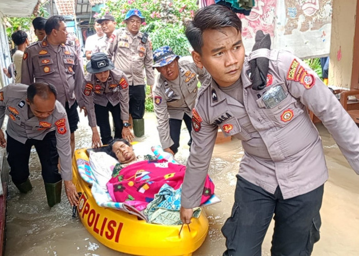 Sungai Condong Meluap, Polisi Evakuasi Warga Sakit di Desa Astana Cirebon