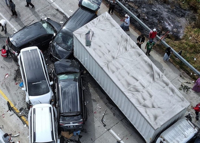 Penampakan Kecelakaan Beruntun di Tol Pejagan Pemalang Akibat Asap Tebal, 19 Luka, 1 Orang Meninggal Dunia