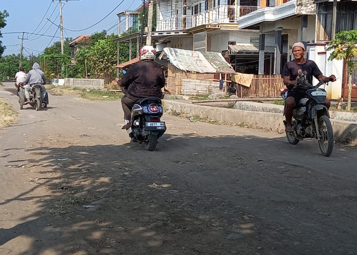 Sudah Diusulkan Sejak 2024, Jalan Babakan–Sumber Lor di Cirebon Masih Rusak dan Berbahaya