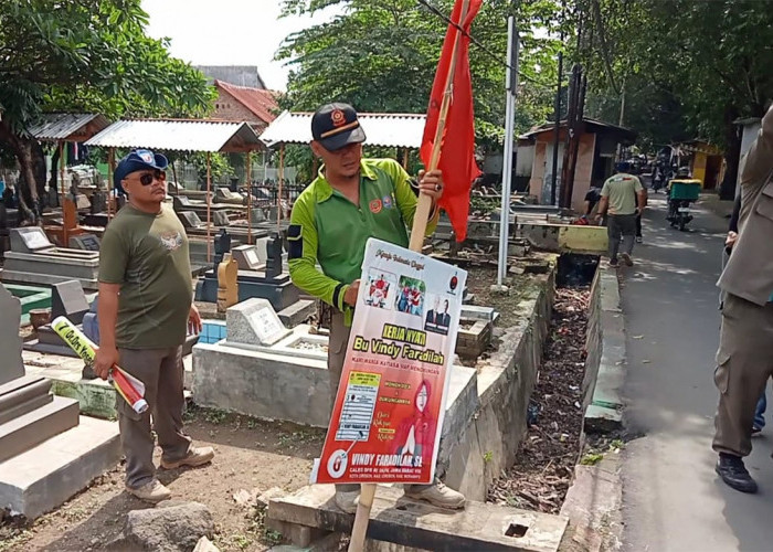 APK dan Atribut Parpol di TPU Kemlaten Kota Cirebon AKhirnya Dibersihkan
