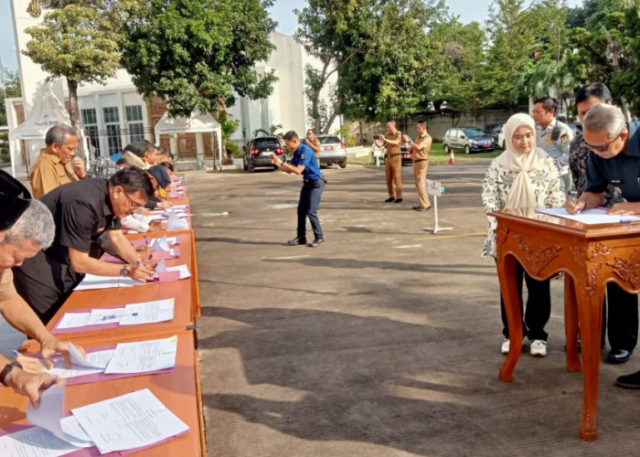 Disaksikan Walikota dan Wakil Walikota Terpilih, ASN di Kota Cirebon Tandatangani Pakta Integritas