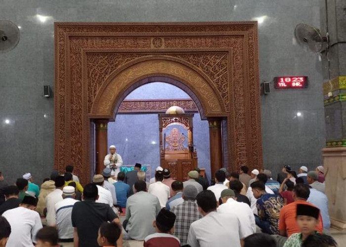 Tunaikan Sholat Gerhana Bulan, Umat Islam Berbondong-bondong ke Masjid At Taqwa Kota Cirebon