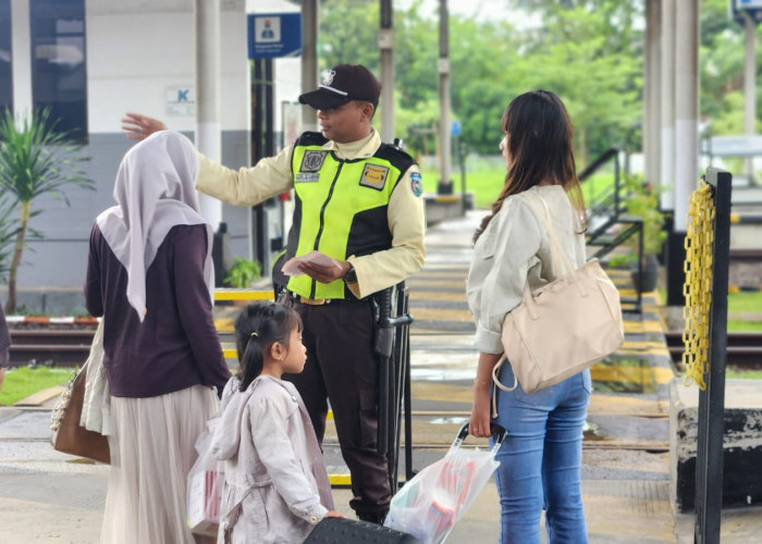 Mereka yang Tetap Bertugas di Hari Raya, Melayani Sepenuh Hati untuk Pelanggan KAI