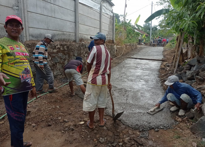 Hadapi Musim Hujan, Warga Desa Wanayasa Swadaya Perbaiki Jalan
