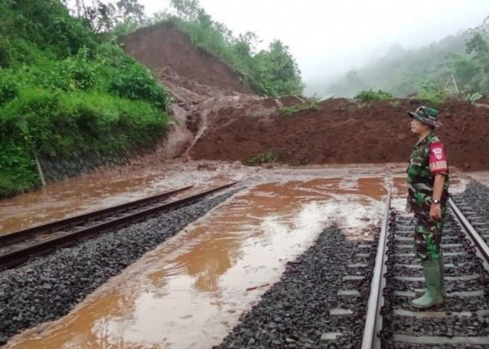 Jalur Rel Tertimbun Tanah Longsor, Penumpang Stasiun Kejaksan Cirebon Dialihkan