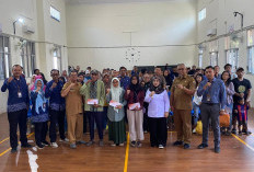 Wawali Cirebon Salurkan KKS PKH kepada 64 KPM di Pekalipan