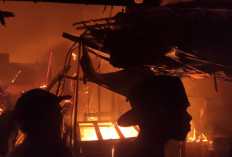 1 Jam Kebakaran, Api Masih Melahap Pasar Lemahabang