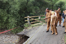 Wakil Wali Kota Tinjau Lokasi Longsor di Jembatan Lebakngok, Pemkot Cirebon Gandeng BBWS untuk Perbaikan