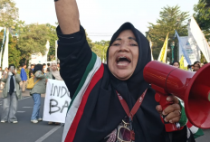 Mak Denok Demo Bareng Mahasiswa di Cirebon: Prabowo, Kami Tidak Butuh MBG!