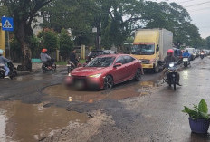 Jalan Rusak Kanci–Sindanglaut Depan SMAN 1 Astanajapura, Warga Minta Segera Diperbaiki 
