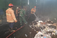 TPS Jagasatru Kota Cirebon Terbakar, Diduga Dipicu Puntung Rokok, Satu Becak Hangus