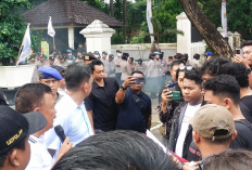 Demo Mahasiswa di Cirebon Soroti Jalan Rusak dan Sampah, Klaim Pemkab Sudah Transparan