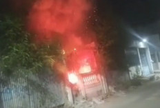 Rumah Kosong Dua Lantai di Pekalangan Cirebon Terbakar