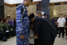 Cium Anak Prajurit TNI Gugur di Lebanon, Presiden Prabowo Tunjukkan Empati ke Keluarga Almarhum 