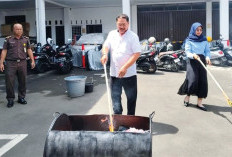 Kejari Kuningan Musnahkan Barang Bukti dari 30 Perkara Pidana