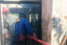 Korsleting Listrik Picu Kebakaran Rumah di Indramayu, Motor hingga Emas Hangus
