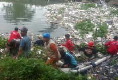 Sungai Sukalila Dibersihkan, Camat Lemahwungkuk Serukan Aksi Nyata Lawan Sampah