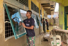 Andalkan Serokan dan Gerobak, TNI Bersihkan Lumpur Tebal di Sekolah-sekolah Aceh Tamiang