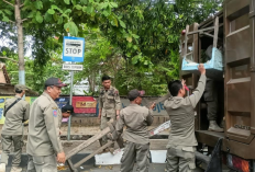 Satpol PP Bongkar Puluhan Lapak PKL di Watubelah, Barang Dagangan Diangkut ke Mako