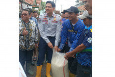 Bupati Lucky Hakim dan Baznas Salurkan Ribuan Paket Sembako ke Warga Terdampak Banjir Losarang