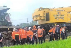 Detik-Detik KA Menoreh Hantam Truk Air di Gebang Cirebon, Kendaraan Terseret Hingga 500 Meter