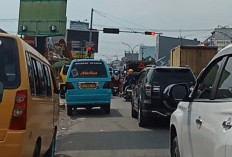 Lampu Merah Plered Cirebon Picu Kemacetan Parah, Warga Keluhkan Durasi Tak Seimbang