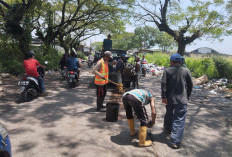 Jalan Astanajapura-Sindanglaut Kembali Ditambal, Camat Deni Harap Ada Betonisasi Permanen