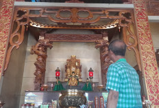 Sembahyang Be Gwee Sambut Perayaan Imlek di Klenteng Hok Keng Tong 