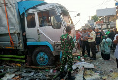 Detik-Detik Truk Fuso Hantam Dua Warung di Arjawinangun, Pemilik Warung Tewas Seketika