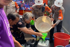 Warga Gunung Jati Kesulitan Air Bersih, Brimob Salurkan 9.500 Liter